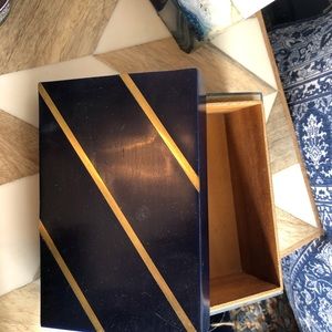 Scott Living decorative box table navy NWT
